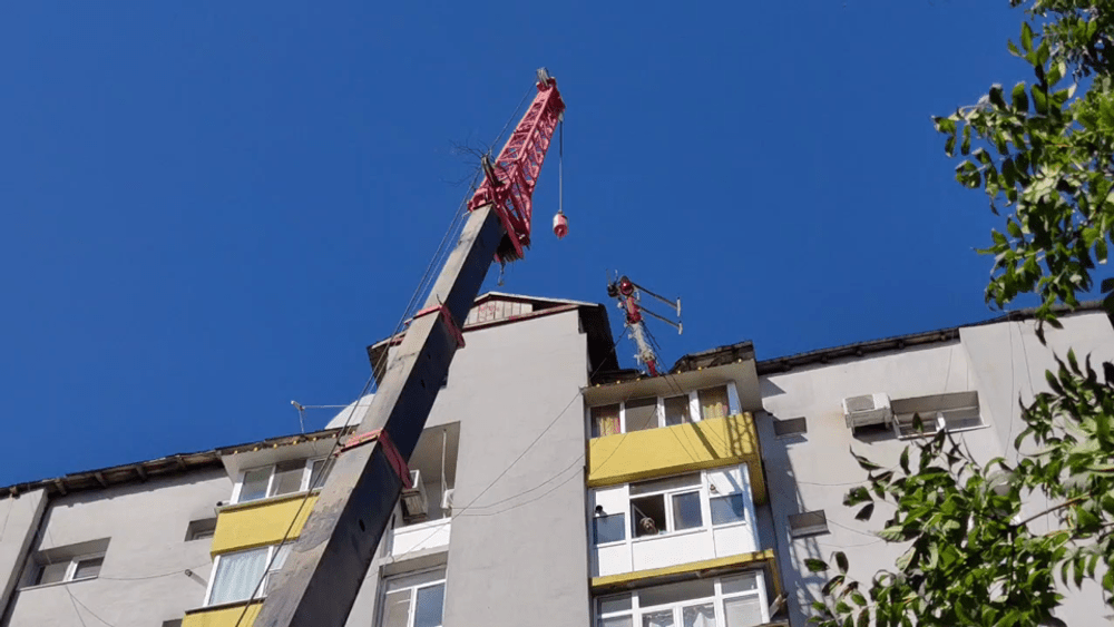 O antenă radio devenită pericol public, dată jos după trei zile de pe un bloc turn din Slatina
