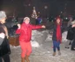 Unii dintre petrecăreţi au încins şi o horă