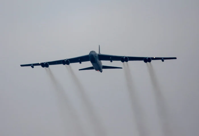 Bombardierul strategic B-52 survolând zona Cincu  FOTO MApN