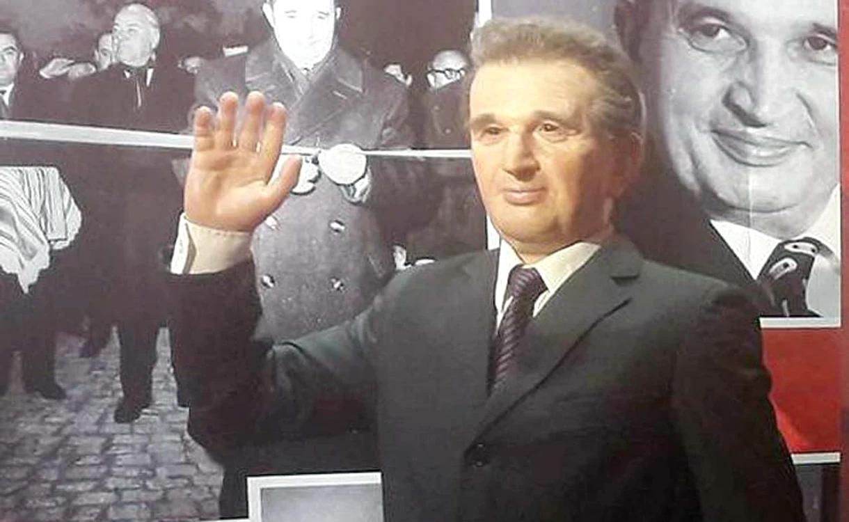 
    Ctitorul Epocii de Aur salută ca la Congresul  al XIV-lea al PCRFotografii: adevarul.ro  