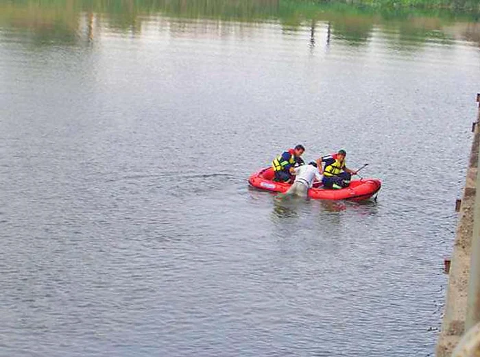 Salvatorii l-au scos  din apă pe bărbat,  care a avut nevoie de  îngrijiri medicale