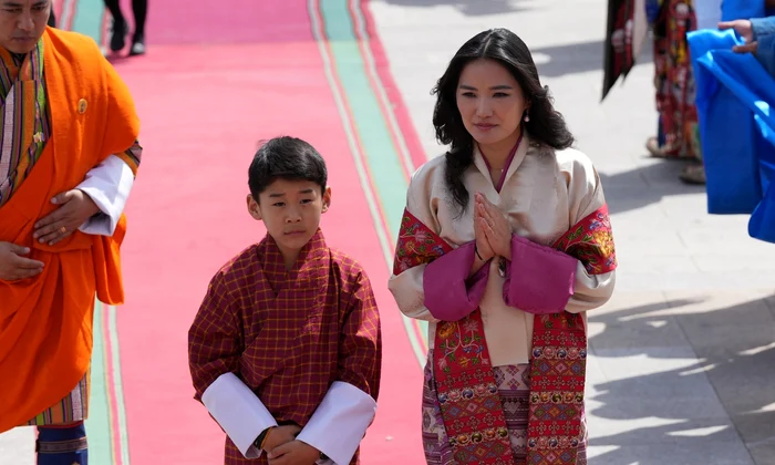 Regele Jigme Khesar Namgyel Wangchuck si Regina Jetsun Pema ai Bhutanului in Mongolia la manastirea Gandantegchilen cu Jigme Namgyel   Casa Regala bhutaneza 15 jpg