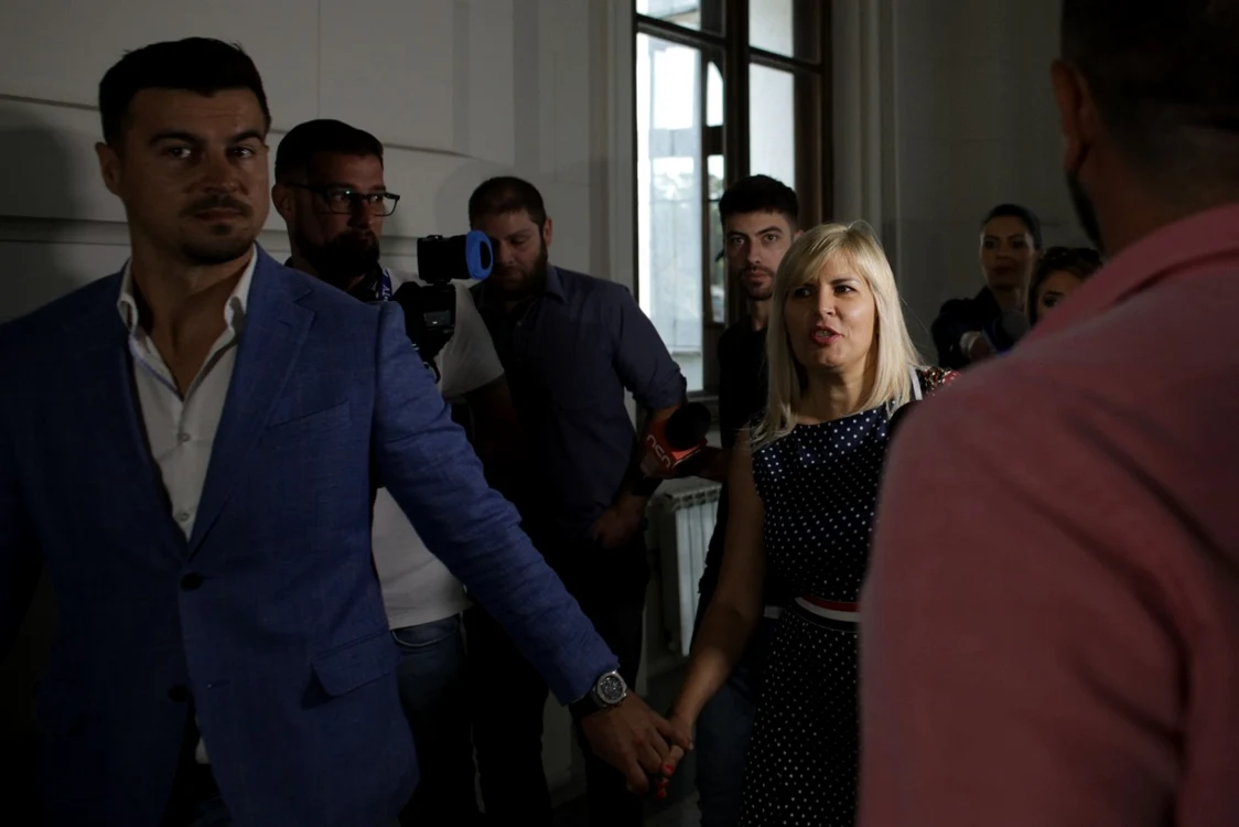 Elena Udrea și Adrian Alexandrov ies din sala în mulțime