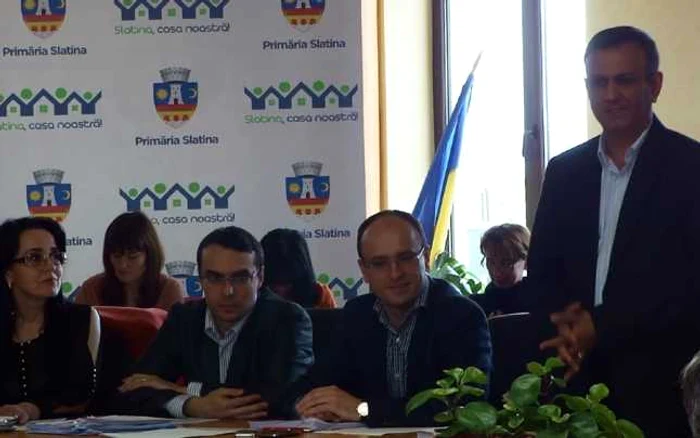 Noul viceprimar al municipiului Slatina, penelistul Cristian Bircea (primul-dr.), alături de edilul Minel Prina, juristul primăriei Mihai Idita şi al doilea viceprimar, Mihaela Stana... (Foto: Mugurel Manea)