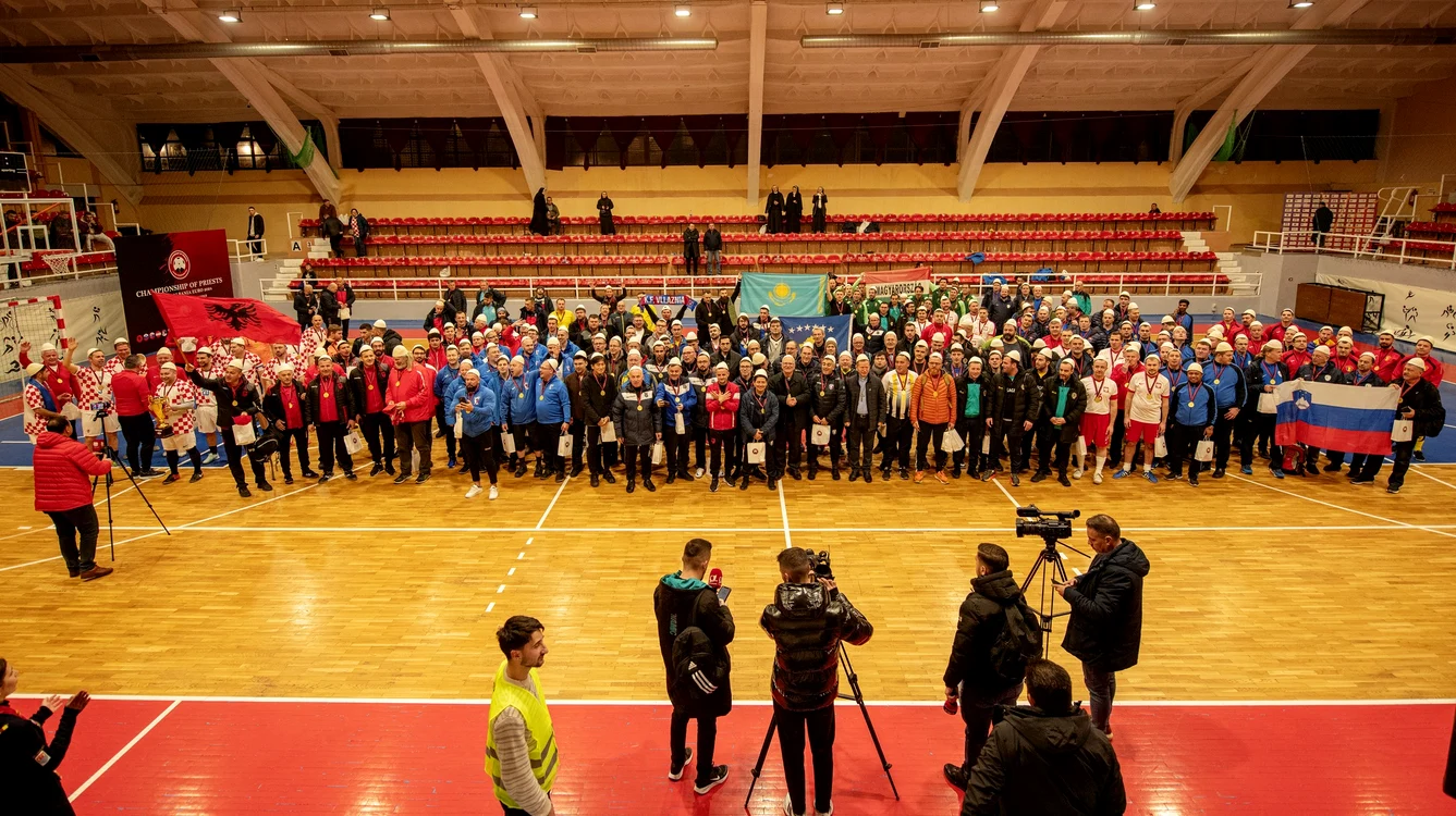 Fotografie de grup FOTO Albania Futsal Priests