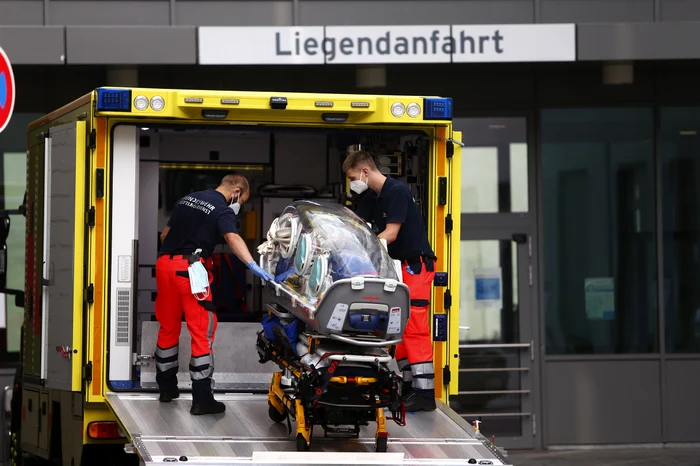
    Yulia Navalnaya (cea blondă), alături de o prietenă, l-au vizitat pe Navalnîi la spitalul din Berlinfoto: Guliver / GettyImages  