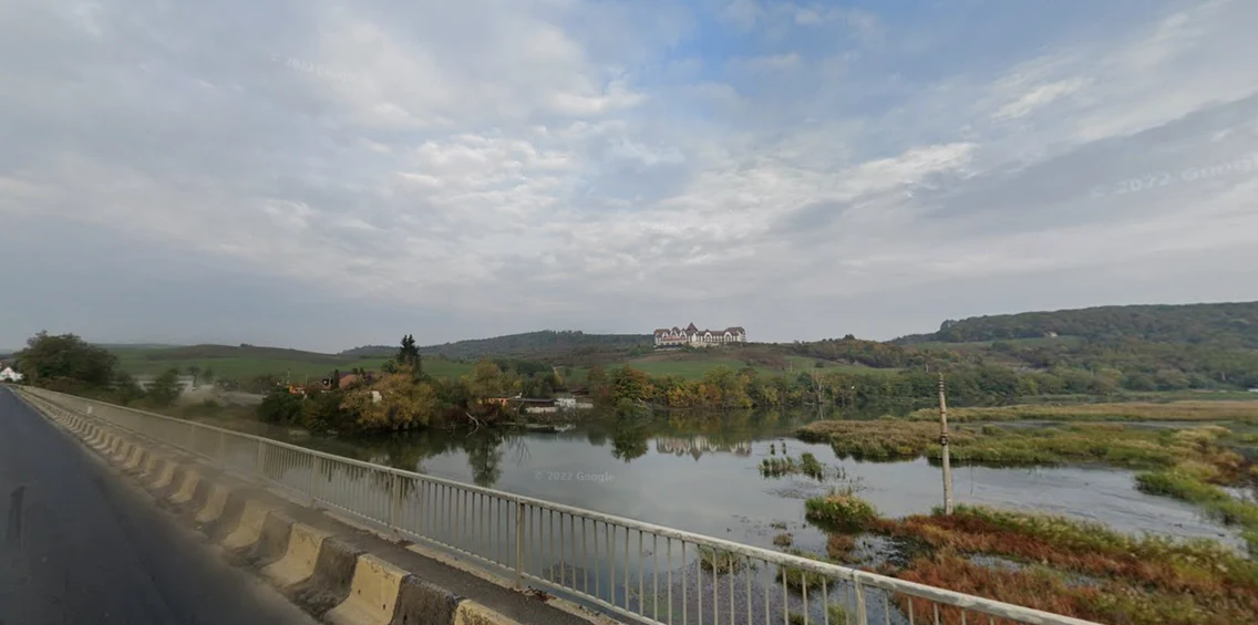 Complexul turistic din Bradu Avrig județul Sibiu scos la vânzare Foto Google Maps jpg