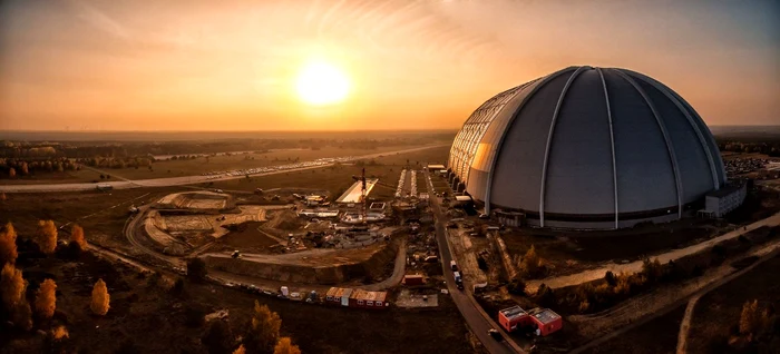 Hangarul se află la 60 de km de Berlin și găzduiește o lume magică