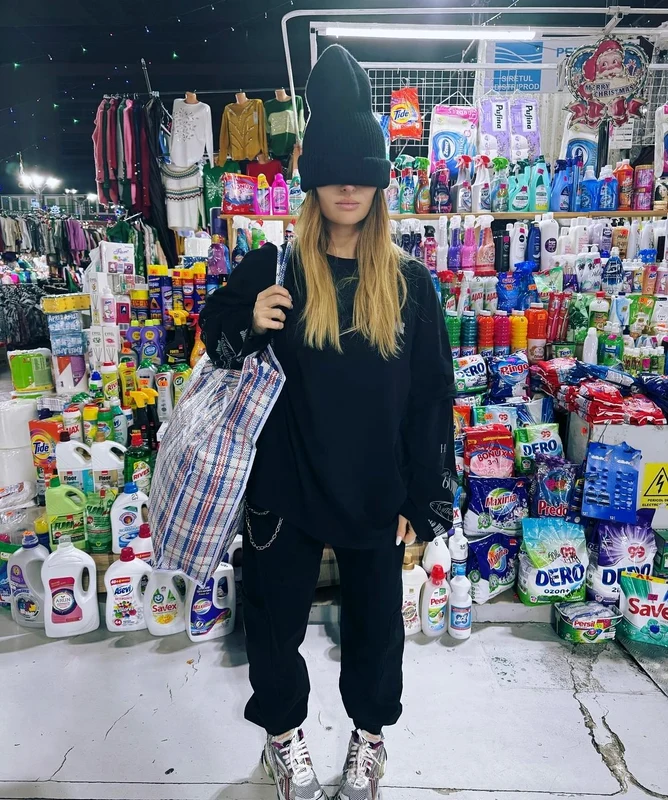 A realizat apoi și un shooting ad hoc lângă o tarabă cu de toate spre amuzamentul vânzătoarei