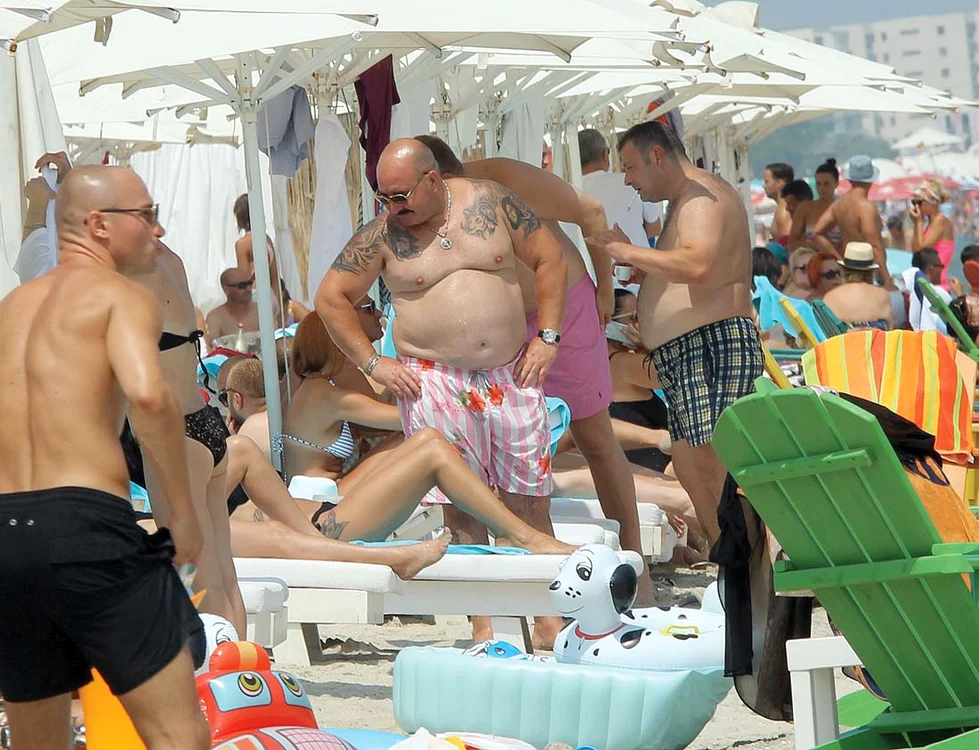 
    Nuţu Cămătaru  s-a bronzat într-o  pereche de bermude  cu dunguliţe roz   