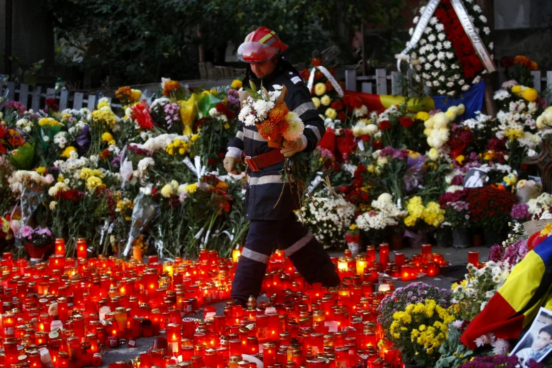 Numărul
victimelor tragediei de la clubul Colectiv a ajuns la 56 FOTO David
Munteanu