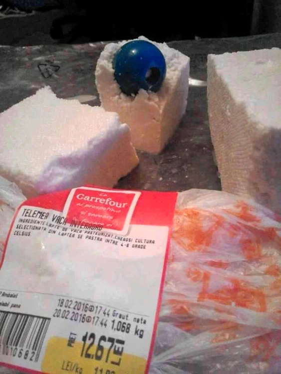 Bucata de brânză a fost cumpărată de la un cunoscut hipermarket din Bucureşti