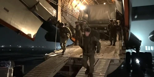 Militari rusi intrand in Kazahstan pe 8 ianuarie FOTO EPA-EFE