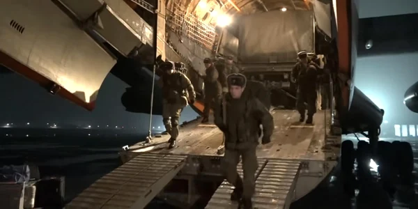 Militari rusi intrand in Kazahstan pe 8 ianuarie FOTO EPA-EFE