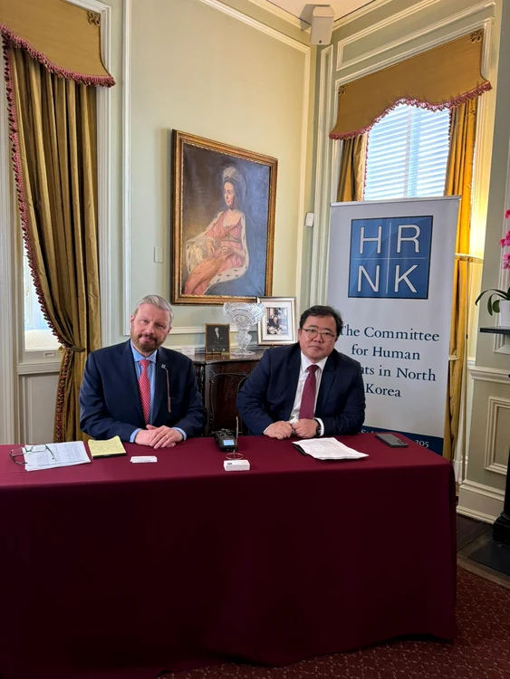 Greg Scărlîtoiu și Ryu Hyun-woo, fost ambasador al Coreei de Nord în Kuwait