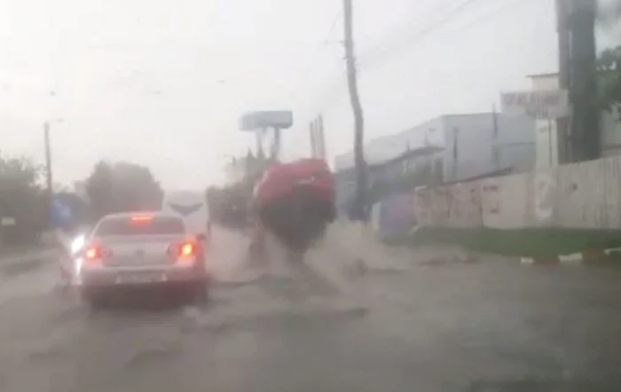 O maşină a fost aruncată pur şi simplu în aer, pe o gură de canal FOTO botosaneanul.ro