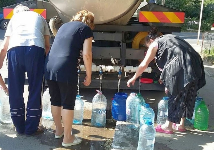 În plin val de caniculă, jumătate din oraşul Galaţi a rămas fără apă la robinete. Cisterna face naveta între cartiere 