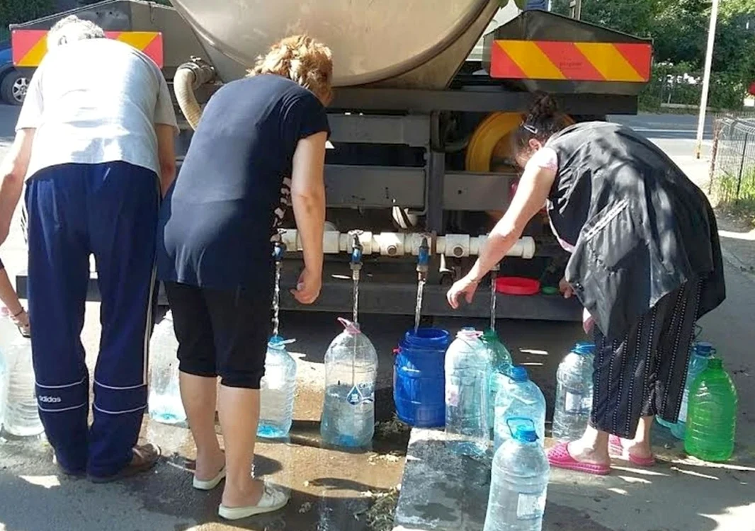 Localnicii din Jugureni şi Gura Vadului se alimentează cu apă de la cisternele pompierilor  FOTO Arhivă Adevărul