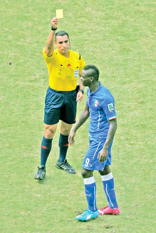 
    Arbitrul nu a văzut faza  în care Luis Suarez  l-a muşcat pe Chiellini  