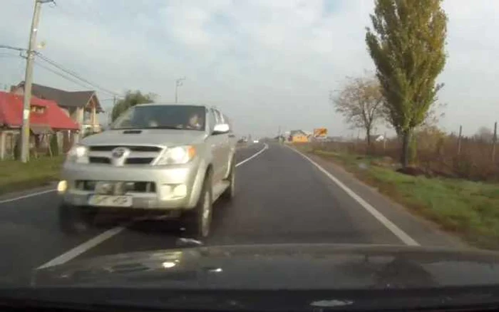 Maşina Toyota HIlux, cu câteva secunde înainte de impact FOTO captură Youtube