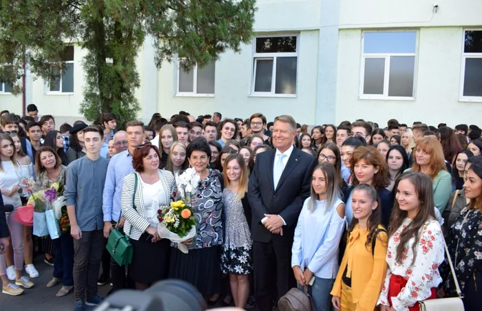 Preşedintele s-a fotografiat cu elevii Colegiului din Alba Iulia