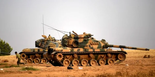 Tancuri ale armatei turce sunt prezente la graniţa dintre Turcia şi Siria în oraşul Karkamis regiunea de sud Gaziantep FOTO AFP / Bulent Kilic