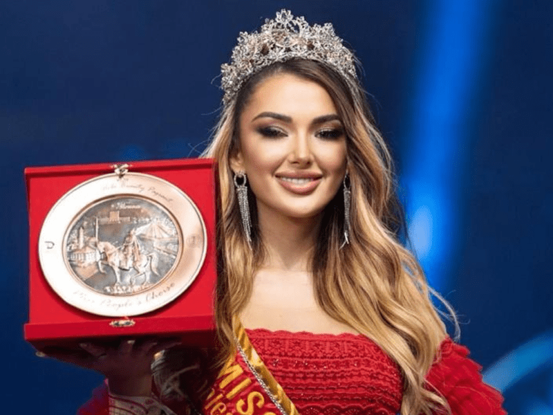 Românca Iolanda, premiul I și premiul de popularitate la Miss Globe 2022. Frumoasa din Bihor a reprezentat Emiratele Arabe FOTO