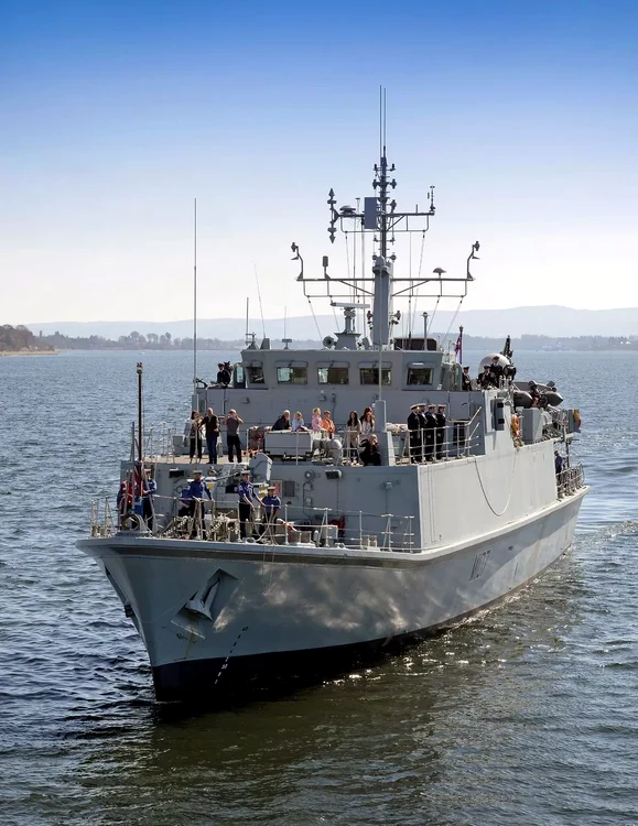 Momentul în care nava se întoarce din tur, în port, după predare / Sursa foto: Royal Navy