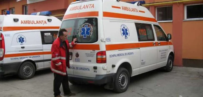 Adrian Popa, managerul SJA Olt arată ambulanţa condusă de şoferul băut