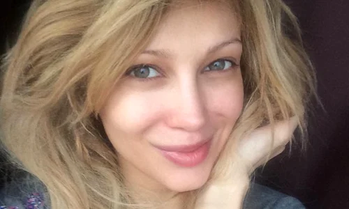 Lora, fără pic de machiaj, la fel de atrăgătoare jpeg