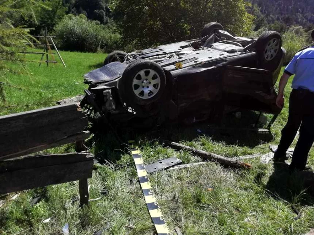
    Una dintre maşini s-a răsturnatSursa foto: ISU Bistriţa-Năsăud  