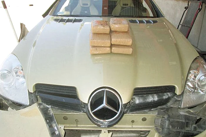 Mercedesul aurit ascundea sub capotă 6 kilograme de stupefiante