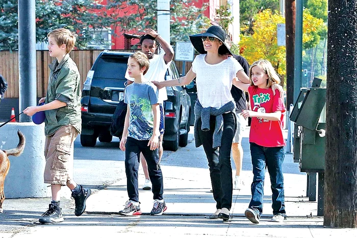 Angelina Jolie, împreună cu cei 3 copii biologici ai ei, Shiloh şi gemenii Knox şi Vivienne