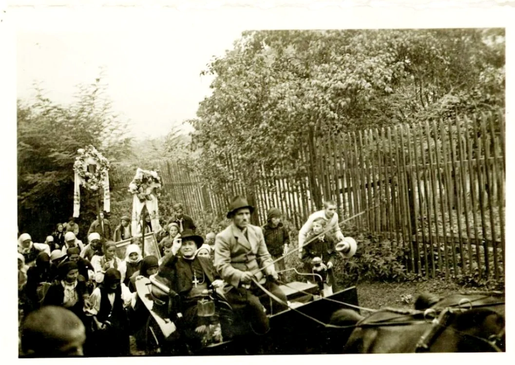 Iuliu Hossu, în căruţă, în drum spre Nicula  FOTO: Episcopia Greco-Catolică de Cluj-Gherla