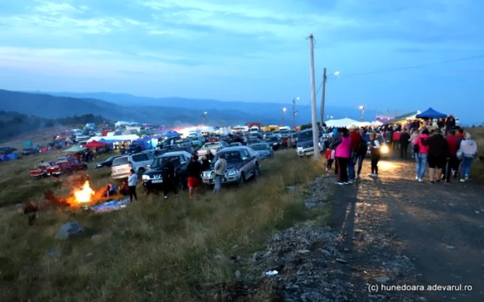 Târgul de fete de pe Muntele Găina. FOTO: Daniel Guţă. ADEVĂRUL.