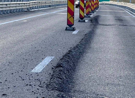 Asfalt crăpat la podul peste Dunăre FOTO: Petru Tudorache