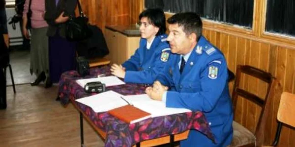 Jandarmii mehedinţeni continuă  activitatea preventivă demarată la începutul anului şcolar 2010-2011