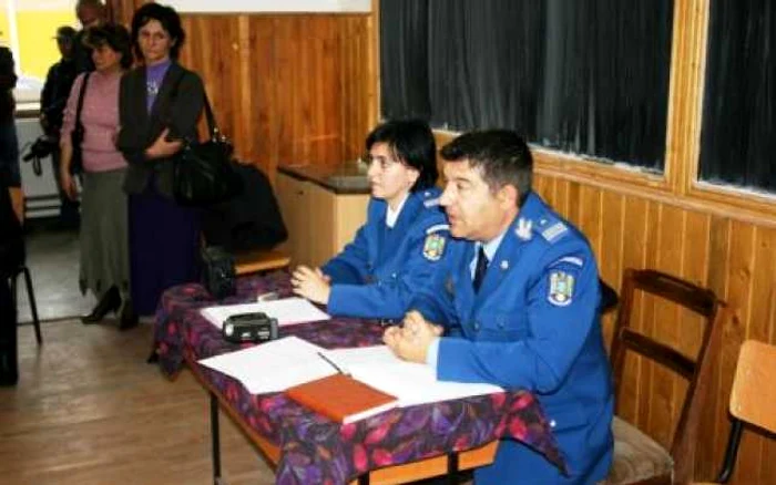 Jandarmii mehedinţeni continuă activitatea preventivă demarată la începutul anului şcolar 2010-2011