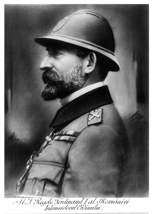 Regele Ferdinand în ținută de mareșal. Imagine din istoricul Ordinului militar Mihai Viteazul (© Colecțiile Muzeului Militar Național „Regele Ferdinand I”)