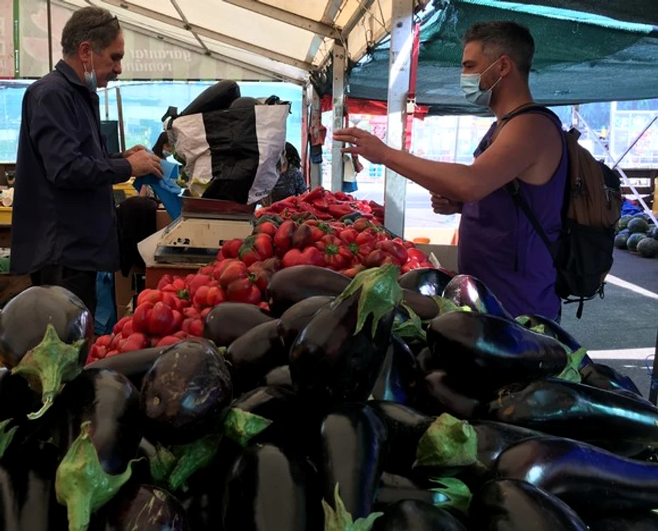 
    În Piața Obor din București găsești o varietate mare de fructe și legume de sezon  