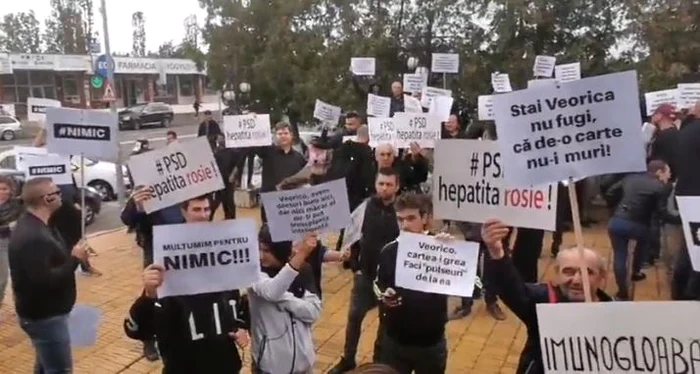 
    Coroanele funerare au fost puse pe trotuarul din fața Spitalului JudețeanFoto: captură Facebook  