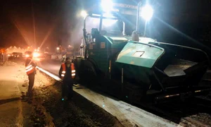 Turnarea stratului de asfalt provizoriu care va permite folosirea Șoselei Fabrica de Glucoză se face doar noaptea jpeg