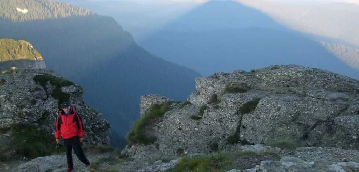 Umbra piramidei se observă în dimineaţa de 6 august FOTO Mihai Marin