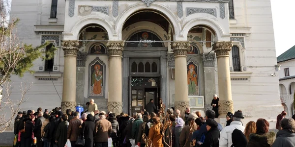 Cozi interminabile şi la Catedrala Sf  Vineri din Pitesti