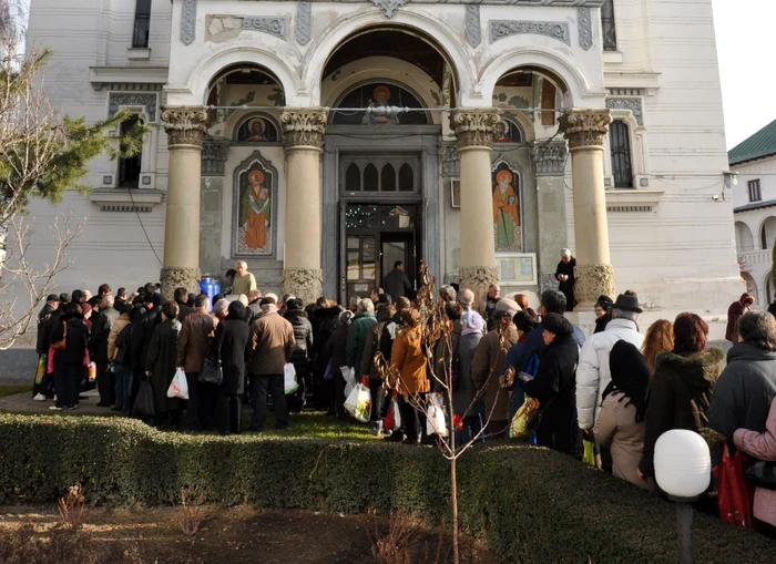 Cozi interminabile şi la Catedrala Sf  Vineri din Pitesti