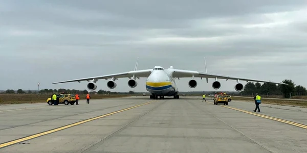 Antonov-225 cel mai mare avion din lume a aterizat pe pista Aeroportului Henri Coandă foto ROMATSA