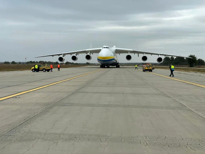 Antonov AN-225 Mriya, cel mai mare avion din lume, are 6 motoare, o lungime de 84 de metri şi o anvergură a aripilor de 88,4 metri FOTO: ROMATSA