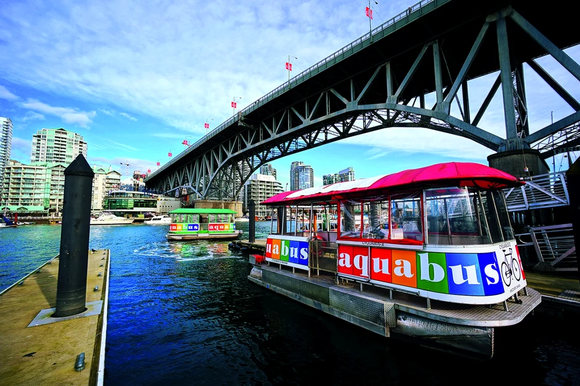 Aquabusul, mijloc de transport tipic de-a lungul False Creek, în Vancouver