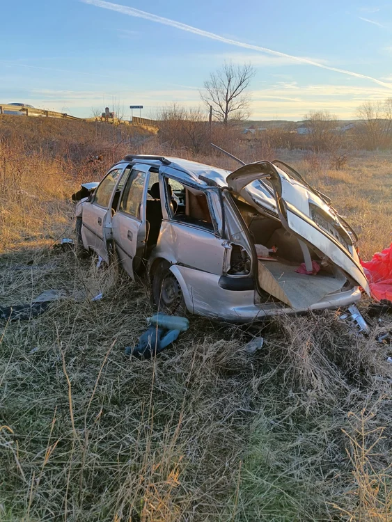 Trei persoane au fost rănite în accident, iar una a decedat FOTO: martor