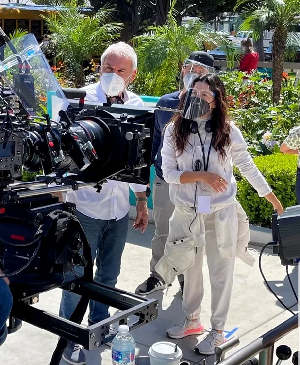 
    Eva Longoria, cu mască pe față pe platoul de filmare de la ”Gordita Chronicles”foto: Instagram  